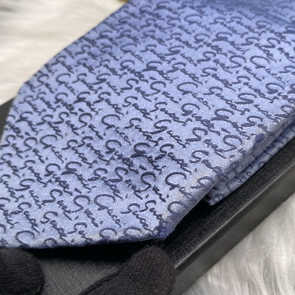 GUCCI SILK TIE 100% silk, GUCCI LOGO throughout, New Unbranded Tie Box ! - Picture 5 of 12